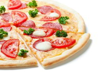 Пицца с моцареллой и колбасой
