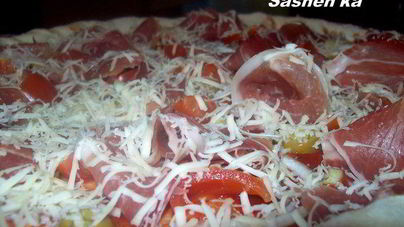 Пицца с оливками и хамоном