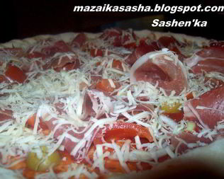 Пицца с оливками и хамоном