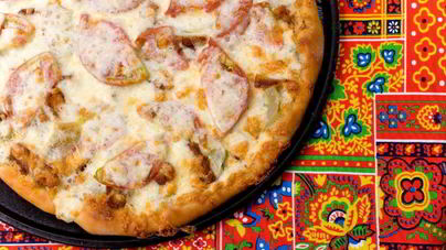 Пицца с помидорами и огурцами