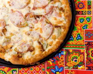 Пицца с помидорами и огурцами