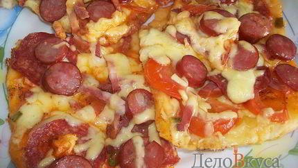 Пицца с салями, колбасой, помидорами, моцареллой, твердым сыром, охотничьими колбасками и зеленью