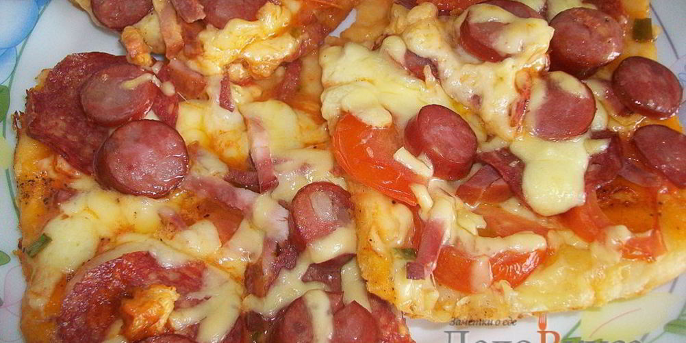 Рецепт пицца с салями, колбасой, помидорами, моцареллой, твердым сыром, охотничьими колбасками и зеленью