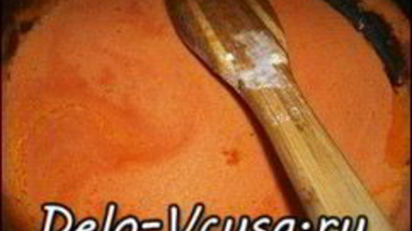 пицца с салями, колбасой, помидорами, моцареллой, твердым сыром, охотничьими колбасками и зеленью