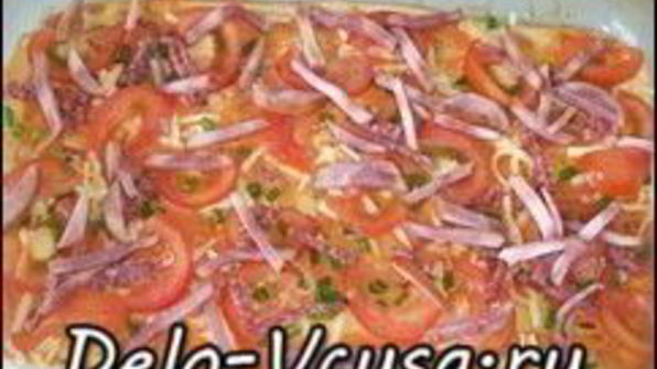 пицца с салями, колбасой, помидорами, моцареллой, твердым сыром, охотничьими колбасками и зеленью