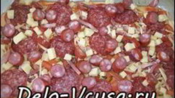 пицца с салями, колбасой, помидорами, моцареллой, твердым сыром, охотничьими колбасками и зеленью