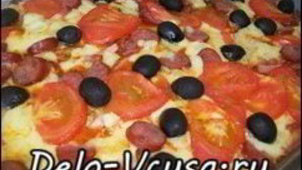 пицца с салями, колбасой, помидорами, моцареллой, твердым сыром, охотничьими колбасками и зеленью