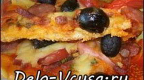 пицца с салями, колбасой, помидорами, моцареллой, твердым сыром, охотничьими колбасками и зеленью