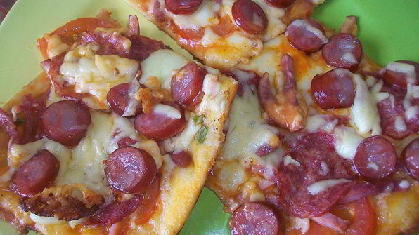 пицца с салями, колбасой, помидорами, моцареллой, твердым сыром, охотничьими колбасками и зеленью