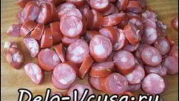 пицца с салями, колбасой, помидорами, моцареллой, твердым сыром, охотничьими колбасками и зеленью