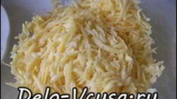 пицца с салями, колбасой, помидорами, моцареллой, твердым сыром, охотничьими колбасками и зеленью