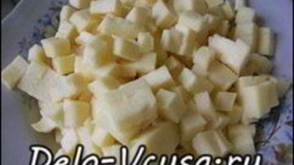 пицца с салями, колбасой, помидорами, моцареллой, твердым сыром, охотничьими колбасками и зеленью