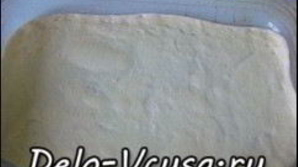 пицца с салями, колбасой, помидорами, моцареллой, твердым сыром, охотничьими колбасками и зеленью