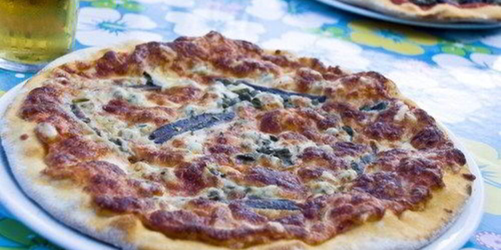 Рецепт пицца с сардинами, луком и помидорами