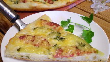 Пицца с солеными огурцами