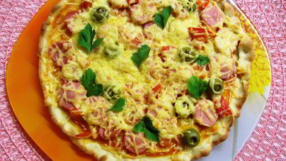 Пицца с сосисками и овощами