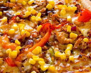 Пицца с цукини, курицей и кукурузой