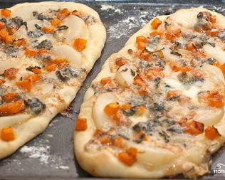 Пицца с тыквой, грушей и горгонзолой