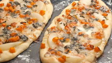 Пицца с тыквой, грушей и горгонзолой