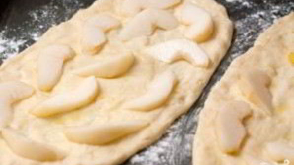 пицца с тыквой, грушей и горгонзолой