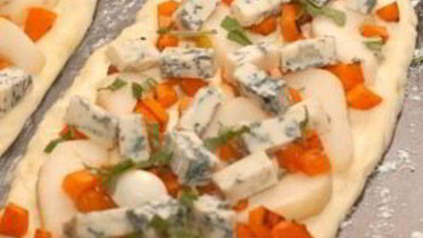 пицца с тыквой, грушей и горгонзолой