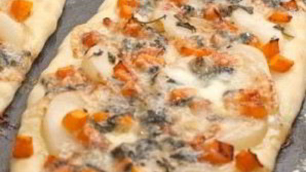 пицца с тыквой, грушей и горгонзолой