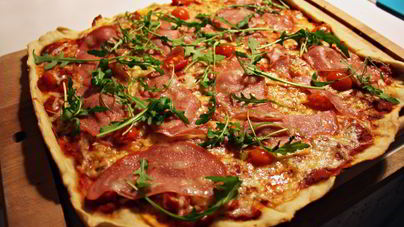 Пицца с вареной колбасой