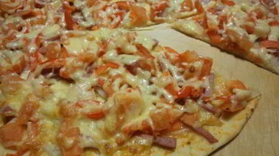 Пицца с ветчиной и болгарским перцем
