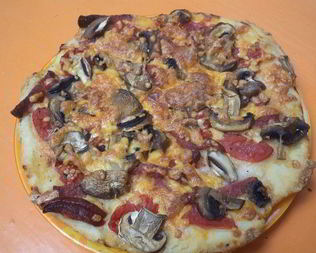 Пицца с ветчиной, шампиньонами и сыром