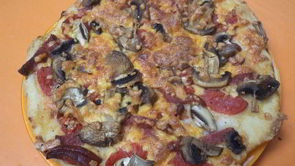 Пицца с ветчиной, шампиньонами и сыром