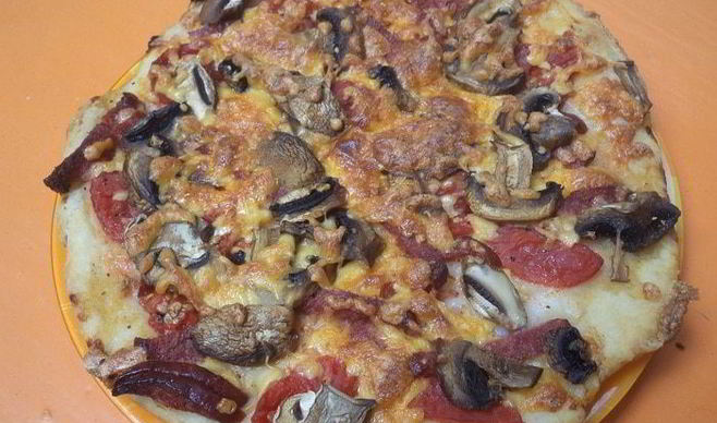 Пицца с ветчиной, шампиньонами и сыром
