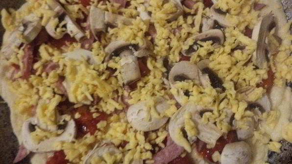 пицца с ветчиной, шампиньонами и сыром