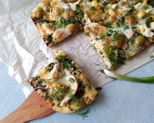 Пицца с зеленым соусом, курицей и моцареллой