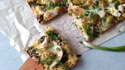 Пицца с зеленым соусом, курицей и моцареллой