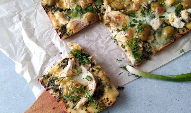 Пицца с зеленым соусом, курицей и моцареллой