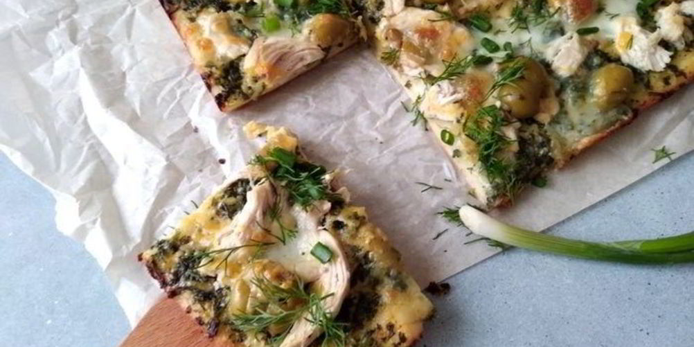 Рецепт пицца с зеленым соусом, курицей и моцареллой