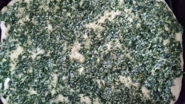 пицца с зеленым соусом, курицей и моцареллой