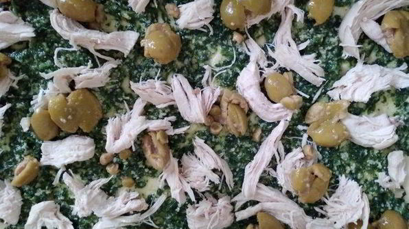 пицца с зеленым соусом, курицей и моцареллой