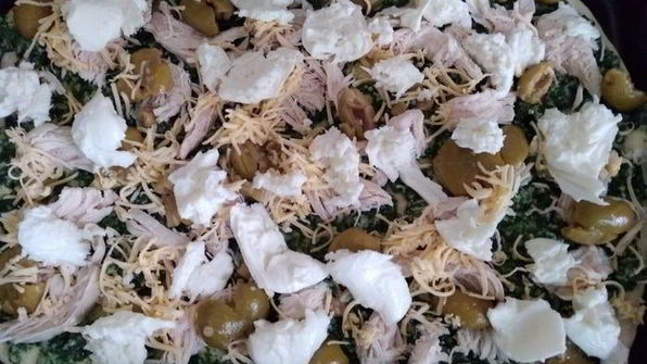 пицца с зеленым соусом, курицей и моцареллой