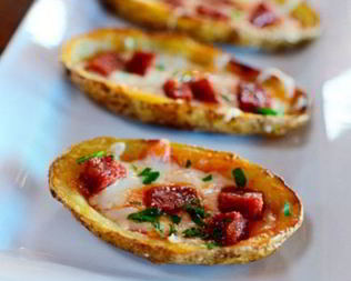 Пицца в половинках картофеля