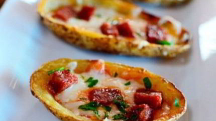 Пицца в половинках картофеля