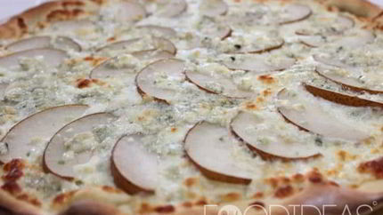 Сладкая пицца с рикоттой, грушей и моцареллой