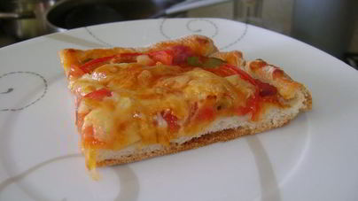 Золотистая пицца с ветчиной