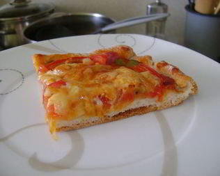 Золотистая пицца с ветчиной