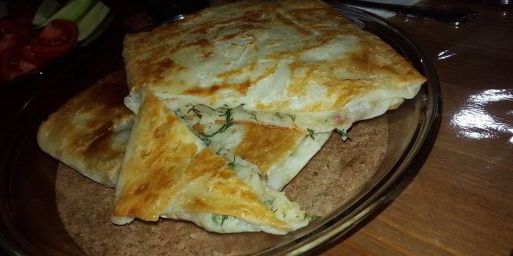 Рецепт постные конвертики с картофельным пюре, укропом, жареным луком и вялеными томатами