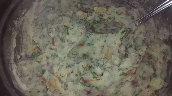 постные конвертики с картофельным пюре, укропом, жареным луком и вялеными томатами