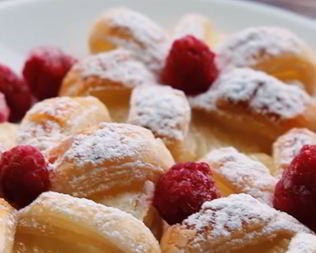 Простые слойки с ананасами