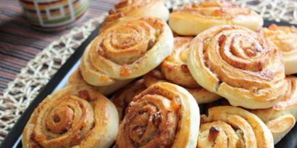 Рецепт рулетики с изюмом и корицей