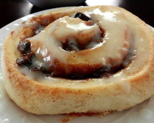 Рулетики с корицей и изюмом