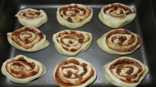 рулетики с корицей и изюмом
